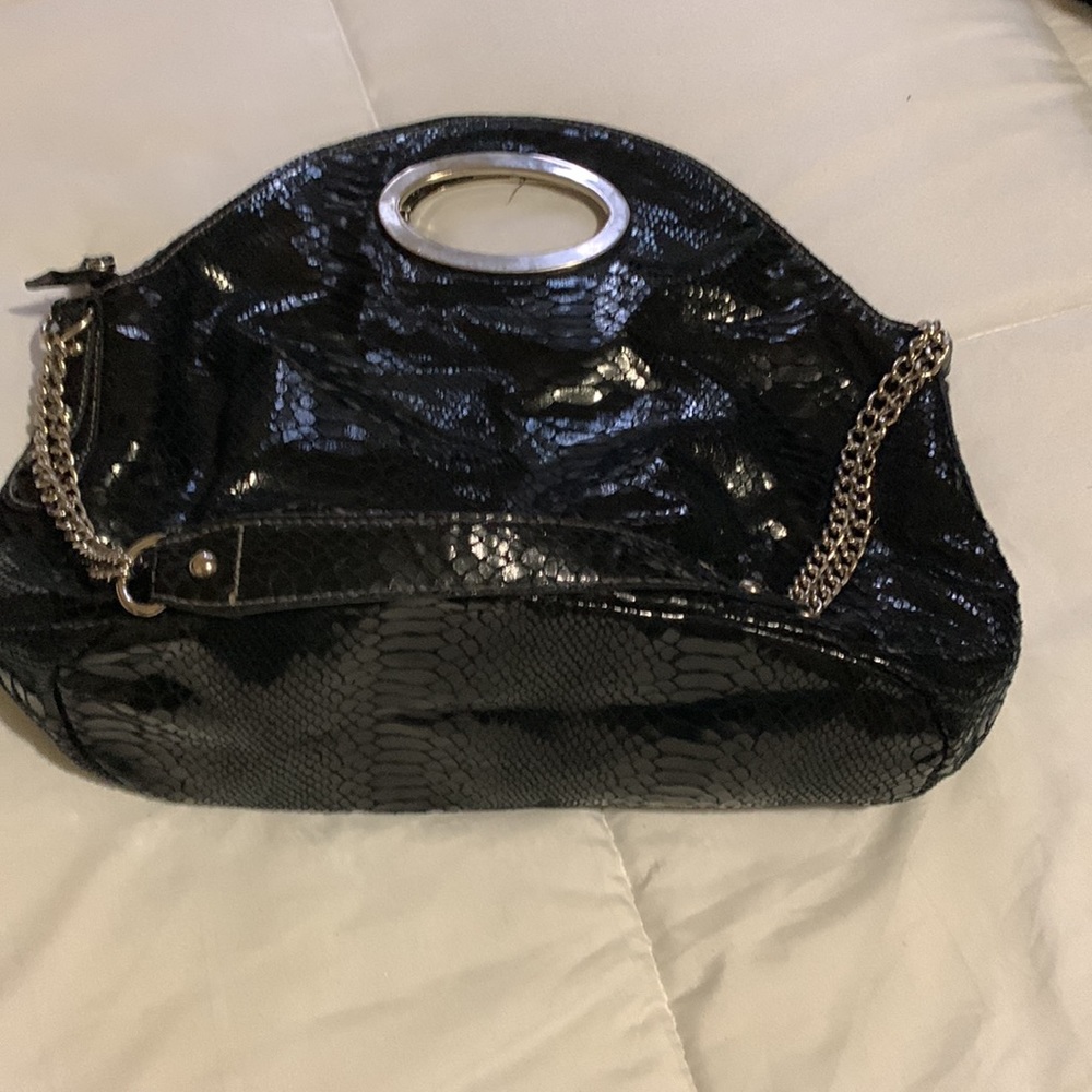 One of my favorites. No rips tears scratches. 3 inside pockets and shoulderstrap